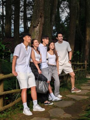 Donna Agnesia Instagram - Family time ❤️
Akhirnya ada waktu buat spend time berlima. We really had a great time. 🤗😍
Ada yang tau kita di mana?
#thesinathrya #dariusdonna #justus #family #love