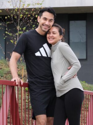Donna Agnesia Instagram - Rindu yang akhirnya terbayarkan! 🤗❤️
Seminggu ini akhirnya bisa ngejalanin keseharian dengan lebih “normal” ngumpul lagi berlima. Aku & Donna bisa sama2 lagi berperan penuh satu sama lain & juga ke kiddos.
Selain bagi tugas2 rumah tangga & menyelesaikan semua persiapan tinggal di sini, kita punya waktu lebih banyak buat me time, enak banget bisa lari pagi di tengah kota yang banyak taman, ada running track yang satu puterannya bisa sampai 5k, banyak pohon & view bukit2 di sekeliling Braga. Padahal ini cuma 5 menit dari city center… well we think we fall in love with most part of this city. 😘
#dariusdonna #couple #love #justus #youandme