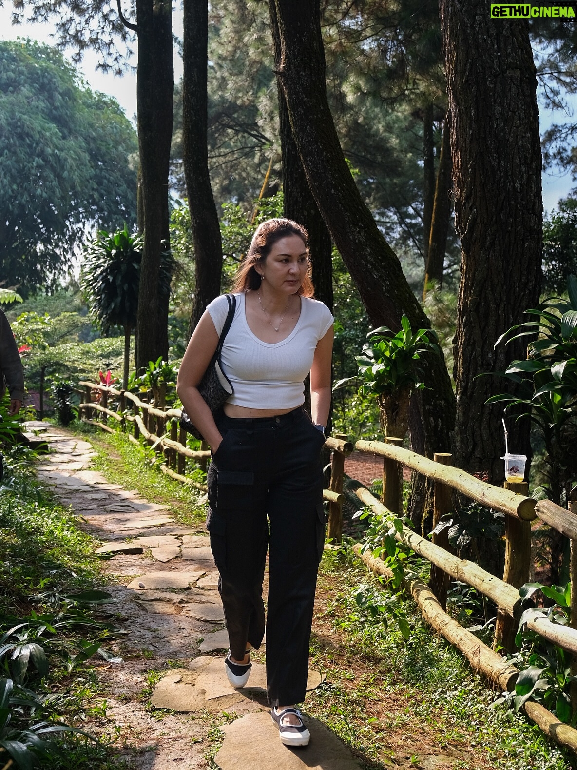 Donna Agnesia - 186.7K Likes - Family time ❤️

Akhirnya ada waktu buat spend time berlima. We really had a great time. 🤗😍

Ada yang tau kita di mana? 

#thesinathrya #dariusdonna #justus #family #love
