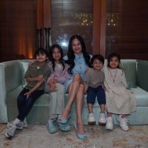Donna Harun Instagram - Boro-boro minta bales budi dari anak-anak, kita mah emak- emak yang sibuk mengadu lewat jalur langit, cukuplah Allah yang menjadi penolong dan pelindung anak-anakku, dimuliakan akhlaknya, dijauhkan dari keburukan dan kemaksiatan, diberikan takdir-takdir baik, rejeki yang halal, ilmu yang bermanfaat dan sehat bahagia dan lain-lain dan lain-lain, panjanglah pokoknya. Aamiin!!
Happy anniversary @rickyharun dan @herfizaā„ļøā„ļø
Ibu loves you both so muchā„ļø