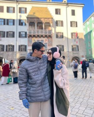 Donna Harun Instagram - Hi anakkuā¦
belalah istrimu daripada orang lain dan keluargamu tanpa memutuskan tali silaturahmi, karena setelah menikah dia hanya bersandar kepadamu, jika kau tidak bisa membelanya, maka istrimu benar-benar sendirianšā„ļø