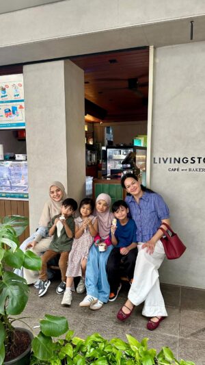 Donna Harun Instagram - Untuk para nenek yang banyak cucunya, aman kannnn neeeekkk😘♥️