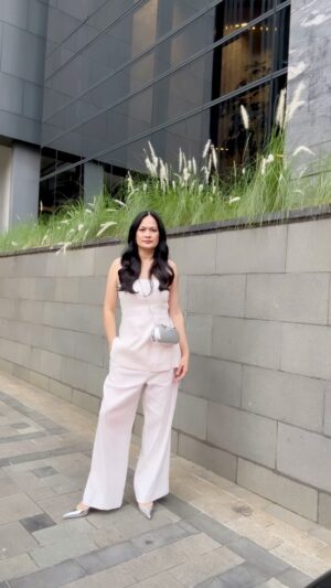 Donna Harun Instagram - Akhirnya ke posting juga.
Hari ini sengaja posting khusus buat yg menggatal pingin komen.
Waktu dan tempat dipersilahkan. Menjerit memang.