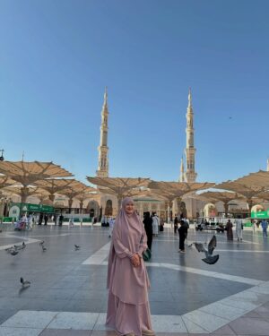 Donna Harun Instagram - Ketika nangis-nangis di masjid Nabawi dan Masjidil Haram syarāi yang kamu bikin untuk ibu jadi penghapus airmata ibu. Terimakasih anakku sayang @herfiza sudah bikinin syarāi ternyaman buat ibušā„ļø
Baru pulang sudah kangen rasanya pengen balik lagi. Siapa yang kaya akušš
