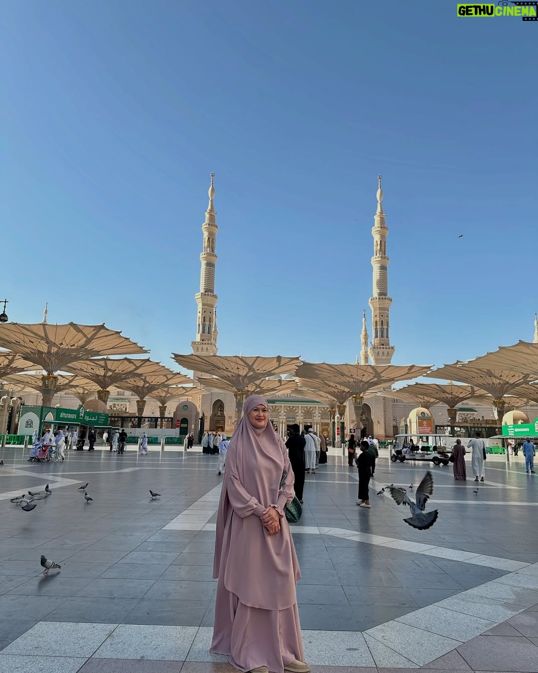 Donna Harun - 23K Likes - Ketika nangis-nangis di masjid Nabawi dan Masjidil Haram  syar’i yang kamu bikin untuk ibu jadi penghapus airmata ibu. Terimakasih anakku sayang @herfiza sudah bikinin syar’i ternyaman buat ibu😘♥️ 
Baru pulang sudah kangen rasanya pengen balik lagi. Siapa yang kaya aku😭😭
