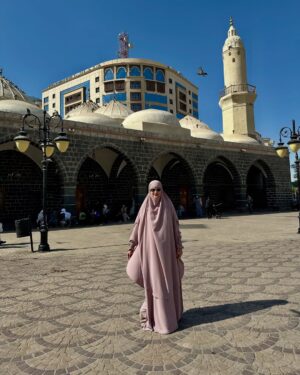 Donna Harun Instagram - Ketika nangis-nangis di masjid Nabawi dan Masjidil Haram syarāi yang kamu bikin untuk ibu jadi penghapus airmata ibu. Terimakasih anakku sayang @herfiza sudah bikinin syarāi ternyaman buat ibušā„ļø
Baru pulang sudah kangen rasanya pengen balik lagi. Siapa yang kaya akušš