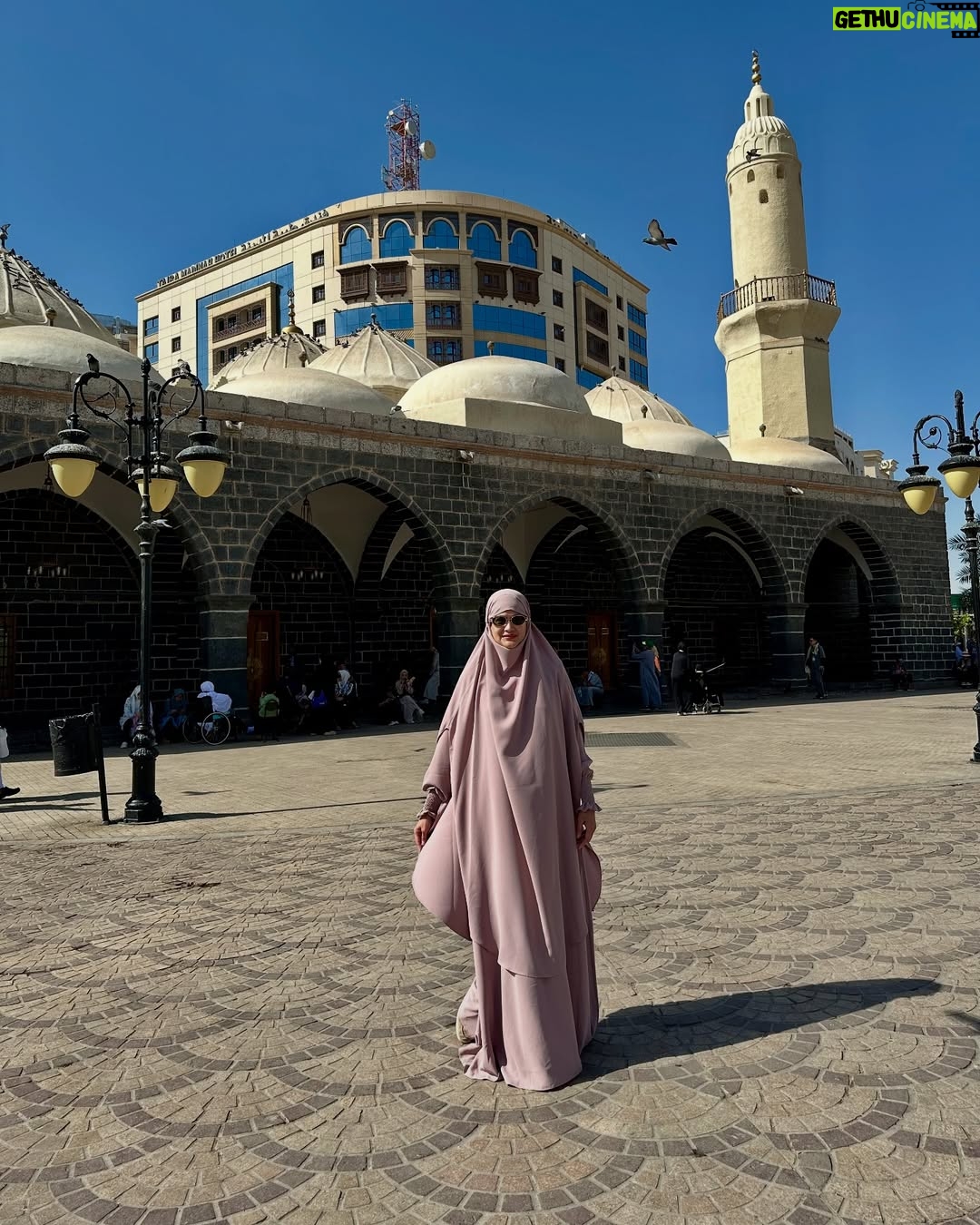 Donna Harun - 23K Likes - Ketika nangis-nangis di masjid Nabawi dan Masjidil Haram  syar’i yang kamu bikin untuk ibu jadi penghapus airmata ibu. Terimakasih anakku sayang @herfiza sudah bikinin syar’i ternyaman buat ibu😘♥️ 
Baru pulang sudah kangen rasanya pengen balik lagi. Siapa yang kaya aku😭😭
