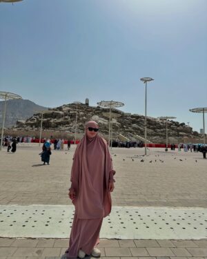 Donna Harun Instagram - Ketika nangis-nangis di masjid Nabawi dan Masjidil Haram syarāi yang kamu bikin untuk ibu jadi penghapus airmata ibu. Terimakasih anakku sayang @herfiza sudah bikinin syarāi ternyaman buat ibušā„ļø
Baru pulang sudah kangen rasanya pengen balik lagi. Siapa yang kaya akušš