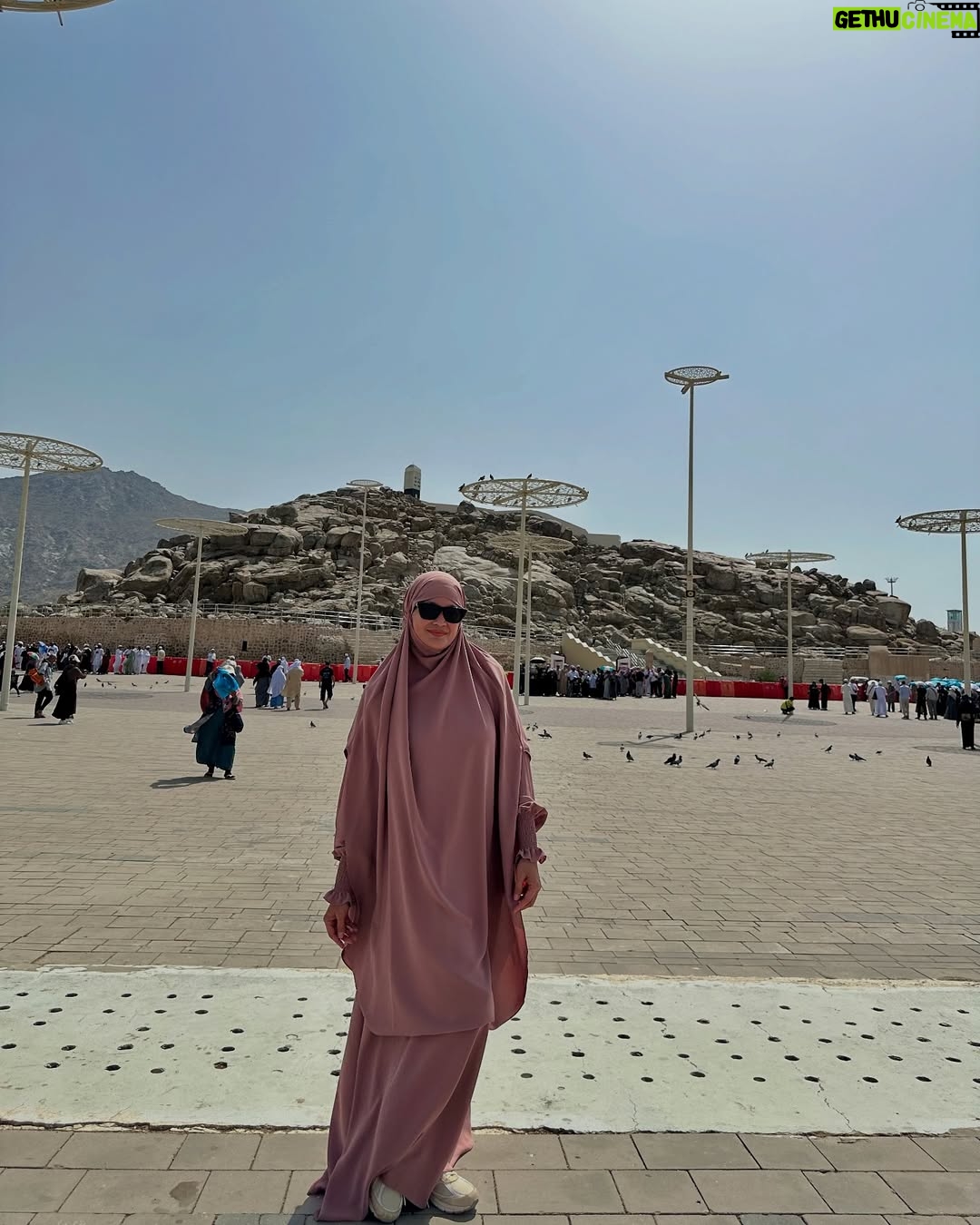 Donna Harun - 23K Likes - Ketika nangis-nangis di masjid Nabawi dan Masjidil Haram  syar’i yang kamu bikin untuk ibu jadi penghapus airmata ibu. Terimakasih anakku sayang @herfiza sudah bikinin syar’i ternyaman buat ibu😘♥️ 
Baru pulang sudah kangen rasanya pengen balik lagi. Siapa yang kaya aku😭😭