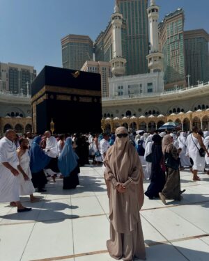 Donna Harun Instagram - Ketika nangis-nangis di masjid Nabawi dan Masjidil Haram syarāi yang kamu bikin untuk ibu jadi penghapus airmata ibu. Terimakasih anakku sayang @herfiza sudah bikinin syarāi ternyaman buat ibušā„ļø
Baru pulang sudah kangen rasanya pengen balik lagi. Siapa yang kaya akušš