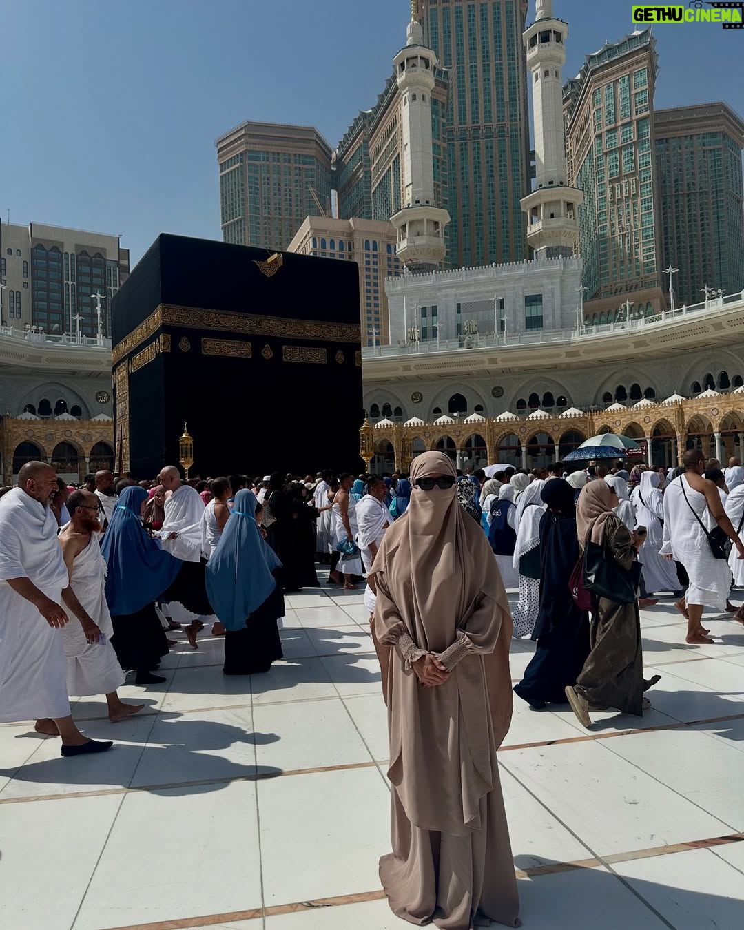 Donna Harun - 23K Likes - Ketika nangis-nangis di masjid Nabawi dan Masjidil Haram  syar’i yang kamu bikin untuk ibu jadi penghapus airmata ibu. Terimakasih anakku sayang @herfiza sudah bikinin syar’i ternyaman buat ibu😘♥️ 
Baru pulang sudah kangen rasanya pengen balik lagi. Siapa yang kaya aku😭😭