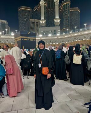 Donna Harun Instagram - Ketika nangis-nangis di masjid Nabawi dan Masjidil Haram syarāi yang kamu bikin untuk ibu jadi penghapus airmata ibu. Terimakasih anakku sayang @herfiza sudah bikinin syarāi ternyaman buat ibušā„ļø
Baru pulang sudah kangen rasanya pengen balik lagi. Siapa yang kaya akušš