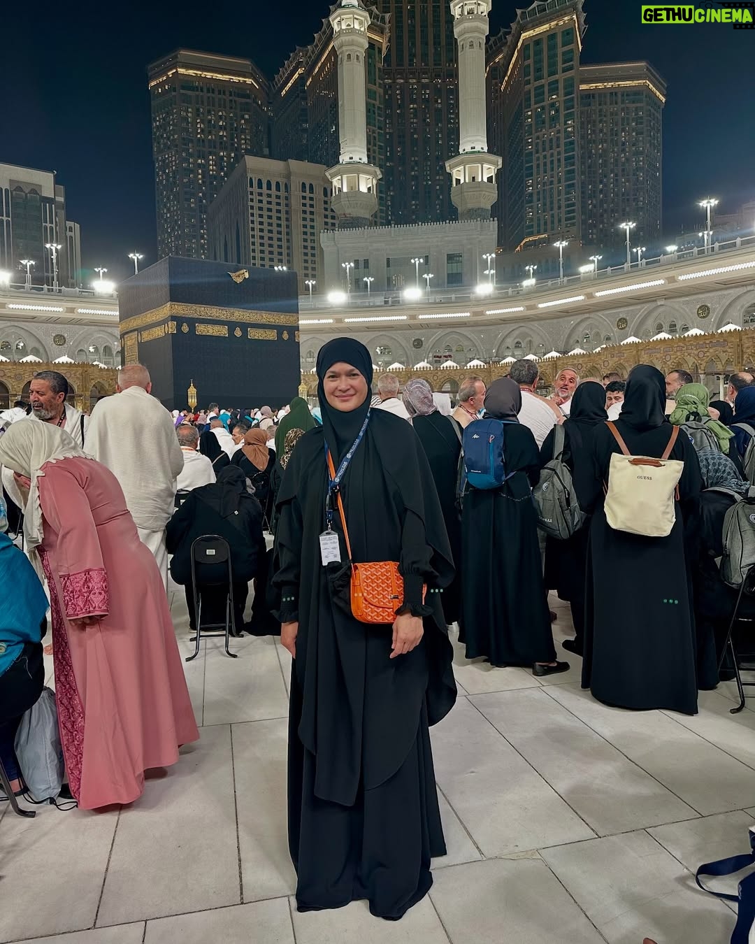 Donna Harun - 23K Likes - Ketika nangis-nangis di masjid Nabawi dan Masjidil Haram  syar’i yang kamu bikin untuk ibu jadi penghapus airmata ibu. Terimakasih anakku sayang @herfiza sudah bikinin syar’i ternyaman buat ibu😘♥️ 
Baru pulang sudah kangen rasanya pengen balik lagi. Siapa yang kaya aku😭😭