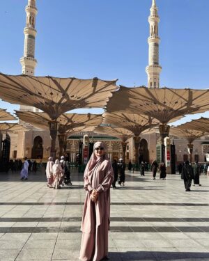 Donna Harun Instagram - Terima kasih bu sudah menyempatkan waktu untuk umrah..
Salah satu niatnya adalah untuk mendoakan anaknya yg banyak dosa ini..
Seorang ibu pasti tau doa yang terbaik untuk anaknya.
Terima kasih ibuku, love you ā¤ļø