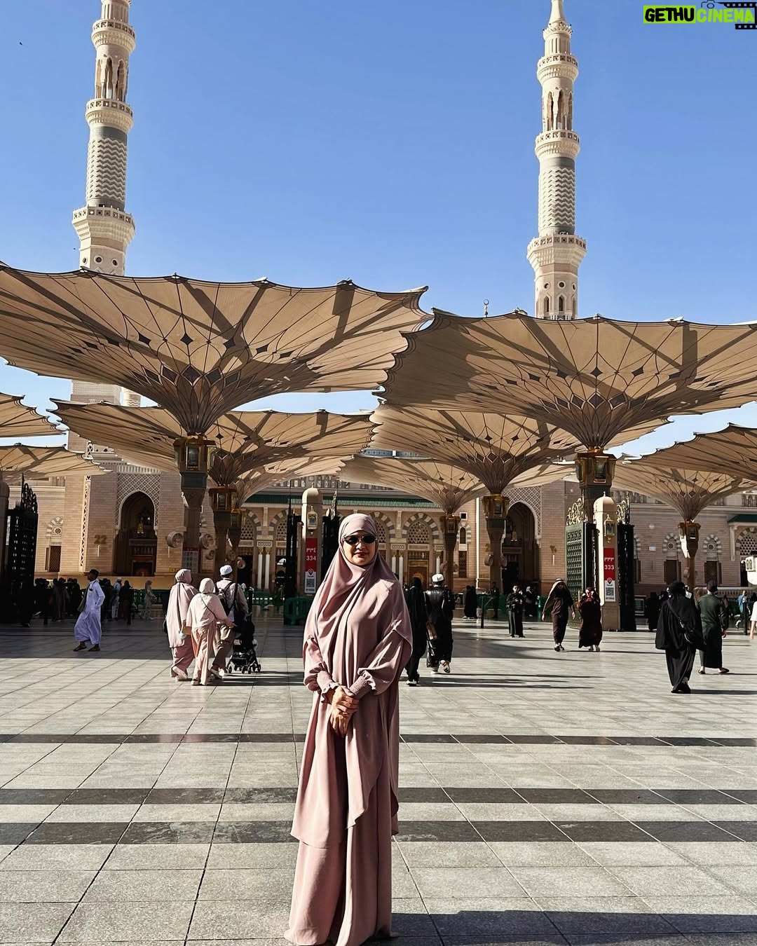 Donna Harun - 185.3K Likes - Terima kasih bu sudah menyempatkan waktu untuk umrah..
Salah satu niatnya adalah untuk mendoakan anaknya yg banyak dosa ini..

Seorang ibu pasti tau doa yang terbaik untuk anaknya.

Terima kasih ibuku, love you ❤️