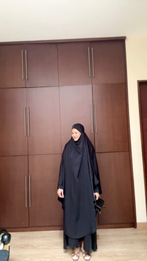 Donna Harun Instagram - Dulu waktu muda pernah coba pingin jadi wanita sabar tenang kalem dan ngga bicara kasar, baru jalan seminggu, malah sakit tenggorokan. Sekarang semua itu udah bisa dijalanin, malah makin parah, sering demam☺️