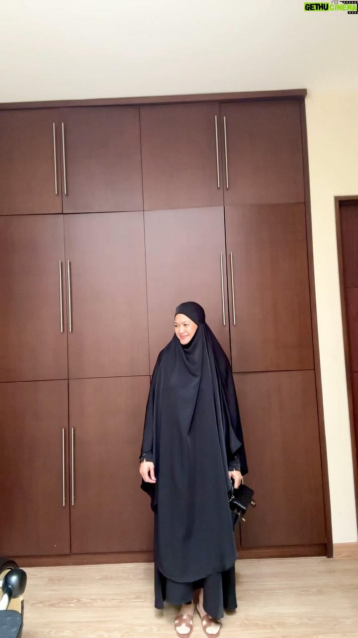 Donna Harun - 155.4K Likes - Dulu waktu muda pernah coba pingin jadi wanita sabar tenang kalem dan ngga bicara kasar, baru jalan seminggu, malah sakit tenggorokan. Sekarang  semua itu udah bisa dijalanin, malah makin parah, sering demam☺️