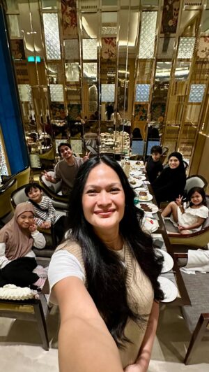 Donna Harun Instagram - Hari ini pas senangnya, ketemu cucu, sembuh dari batuk pilek, puasa lancar…. alhamdulillah😍