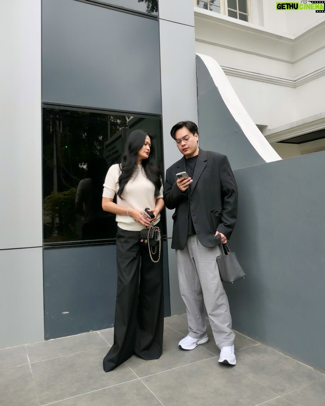 Donna Harun - 23.4K Likes - Setelah 10 tahun melahirkan anak pertama, aku masih ingat saat dokter bilang,”Selamat ya bu, anaknya laki-laki lagi”. Seketika itu rasanya kekuatan terbesarku adalah memilikimu. Langsung terpikirkan akan memberi ASI eksklusif untuk bayiku, supaya bayiku tumbuh besar, pinter dan ganteng serta agar suatu hari nanti bisa menggendong ibunya☺️
Cinta abadiku @jejesoekarno 😘♥️
Edisi kangen anak bujangku😊