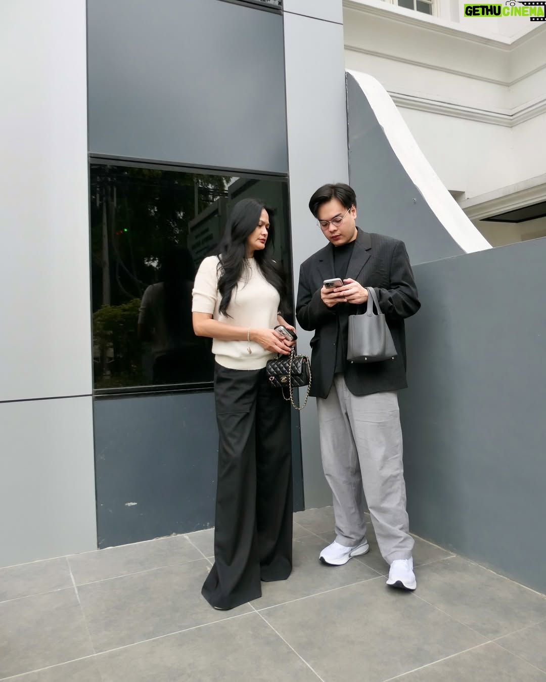 Donna Harun - 23.4K Likes - Setelah 10 tahun melahirkan anak pertama, aku masih ingat saat dokter bilang,”Selamat ya bu, anaknya laki-laki lagi”. Seketika itu rasanya kekuatan terbesarku adalah memilikimu. Langsung terpikirkan akan memberi ASI eksklusif untuk bayiku, supaya bayiku tumbuh besar, pinter dan ganteng serta agar suatu hari nanti bisa menggendong ibunya☺️
Cinta abadiku @jejesoekarno 😘♥️
Edisi kangen anak bujangku😊