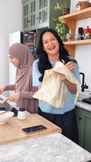 Donna Harun Instagram - Niatan aku bukan ingin sukses sebagai seorang mertua tetapi aku harus sukses menjadi seorang ibu mertua😘♥️