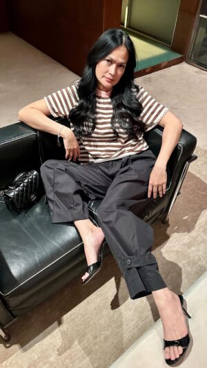 Donna Harun Instagram - Ada kalanya si nenek manis dan riweuh, karena jadi nenekpun tidak pernah diajarkan. Nana loves you guys soo very much😘♥️