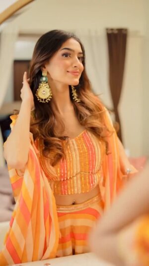 Drashti Bhanushali Instagram - karlo ab tareef koi baat nhi🤭❤️
Kesa laga yeh video??
📸 @sagarfilms194
Edited by @itsyashsharma7
Jewellery @rangrezbyfiroz
@isha__malviya
#drashtibhanushali #teamdrashtians #trending
Do you want more videos like this