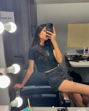 Drashti Bhanushali Instagram - Vanity picsss😅🖤
Shoot done for great brand hehe😎