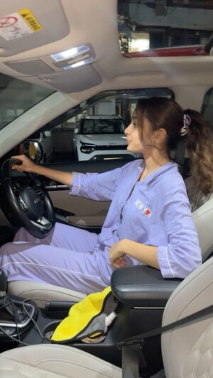 Drashti Bhanushali Instagram - Aaja Meri gaadi mai Beth ja😉❤️hehe
Night ride ke liye ja re the bana li reel random one😂
.
.
#drashtibhanushali #teamdrashtians #reels #fyp