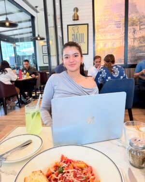 Drishti Kharbanda Instagram - Me romanticizing work, but @apple made it way too easy this time.
Set up my new MacBook Air straight from my iPhone—no wires, no stress, just everything exactly how I left it.
Photos, passwords, notes, even my wallpaper came through. Love when tech actually feels smart.
#MacBookAir #macOSSequoia #iOS18 #AppleSetup #WorkWithMe
