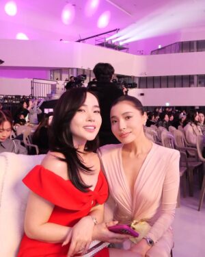 Dulguun Odkhuu Instagram - Хоёр дахь жилдээ зохион байгуулагдаж байгаа @seoulcon_official арга хэмжээнд бид гурав нь энэ жил оролцлоо... Дэлхийн олон орноос ирсэн олон дагагчтай хүмүүс болон олны танил хүмүүстэй уулзаж Солонгос улсын соёл урлаг, хувцас загвар, гоо сайхан гээд олон зүйлтэй танилцсан сонирхолтой өдрүүд өнгөрлөө 🇰🇷. Зурагтаар хардаг одуудаа ч ойроос харж үзлээ 🤩🥰🇰🇷. Зөвхөн бид ч биш Солонгос улсад ажиллаж амьдардаг олон дагагчтай хүмүүс болон манай @shoppy.mn ийн төлөөлөл ч уригдаж очсон байсан 🤗🇲🇳. Харамсалтай осол болж зарим үйл ажиллагаа нь цуцлагдсан ч биднийг Монгол улсыг төлөөлж буй хэмээн хүндлэн маш найрсгаар хүлээж авсанд маш их баярлалаа 🇰🇷 @thestarnco.