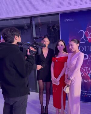 Dulguun Odkhuu Instagram - Хоёр дахь жилдээ зохион байгуулагдаж байгаа @seoulcon_official арга хэмжээнд бид гурав нь энэ жил оролцлоо... Дэлхийн олон орноос ирсэн олон дагагчтай хүмүүс болон олны танил хүмүүстэй уулзаж Солонгос улсын соёл урлаг, хувцас загвар, гоо сайхан гээд олон зүйлтэй танилцсан сонирхолтой өдрүүд өнгөрлөө 🇰🇷. Зурагтаар хардаг одуудаа ч ойроос харж үзлээ 🤩🥰🇰🇷. Зөвхөн бид ч биш Солонгос улсад ажиллаж амьдардаг олон дагагчтай хүмүүс болон манай @shoppy.mn ийн төлөөлөл ч уригдаж очсон байсан 🤗🇲🇳. Харамсалтай осол болж зарим үйл ажиллагаа нь цуцлагдсан ч биднийг Монгол улсыг төлөөлж буй хэмээн хүндлэн маш найрсгаар хүлээж авсанд маш их баярлалаа 🇰🇷 @thestarnco.