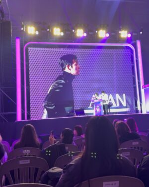 Dulguun Odkhuu Instagram - Хоёр дахь жилдээ зохион байгуулагдаж байгаа @seoulcon_official арга хэмжээнд бид гурав нь энэ жил оролцлоо... Дэлхийн олон орноос ирсэн олон дагагчтай хүмүүс болон олны танил хүмүүстэй уулзаж Солонгос улсын соёл урлаг, хувцас загвар, гоо сайхан гээд олон зүйлтэй танилцсан сонирхолтой өдрүүд өнгөрлөө 🇰🇷. Зурагтаар хардаг одуудаа ч ойроос харж үзлээ 🤩🥰🇰🇷. Зөвхөн бид ч биш Солонгос улсад ажиллаж амьдардаг олон дагагчтай хүмүүс болон манай @shoppy.mn ийн төлөөлөл ч уригдаж очсон байсан 🤗🇲🇳. Харамсалтай осол болж зарим үйл ажиллагаа нь цуцлагдсан ч биднийг Монгол улсыг төлөөлж буй хэмээн хүндлэн маш найрсгаар хүлээж авсанд маш их баярлалаа 🇰🇷 @thestarnco.