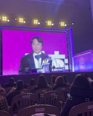 Dulguun Odkhuu Instagram - Хоёр дахь жилдээ зохион байгуулагдаж байгаа @seoulcon_official арга хэмжээнд бид гурав нь энэ жил оролцлоо... Дэлхийн олон орноос ирсэн олон дагагчтай хүмүүс болон олны танил хүмүүстэй уулзаж Солонгос улсын соёл урлаг, хувцас загвар, гоо сайхан гээд олон зүйлтэй танилцсан сонирхолтой өдрүүд өнгөрлөө 🇰🇷. Зурагтаар хардаг одуудаа ч ойроос харж үзлээ 🤩🥰🇰🇷. Зөвхөн бид ч биш Солонгос улсад ажиллаж амьдардаг олон дагагчтай хүмүүс болон манай @shoppy.mn ийн төлөөлөл ч уригдаж очсон байсан 🤗🇲🇳. Харамсалтай осол болж зарим үйл ажиллагаа нь цуцлагдсан ч биднийг Монгол улсыг төлөөлж буй хэмээн хүндлэн маш найрсгаар хүлээж авсанд маш их баярлалаа 🇰🇷 @thestarnco.