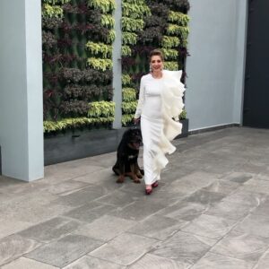 Edith González Instagram - @cedric_guauguau y yo en nuestra caminata de despedida de @esteesmiestilomx Gracias 🙏🏻 mil gracias por vernos!!!!!! Gracias @azteca y a @acunmedya por incluirme en un programa tan lindo, cuya meta era entretener y lo cumplió con creces!!!! #seeyoulateralligator 😍 🐊 #smile 😃😜
.
.
.
.
.
.
.
.
.
.
Y tratando de caminar en tacones 👠 mientras trato de verme cool 😎 imponiéndome a @cedric_guauguau 😂😂😂
.
.
.
.
💄💋 @aleluciet
Hair........... 1st assistsnt 👗 @Painfulpaca
Stylist @roggermarchan
Vestidazooooooo Angeles Godoy