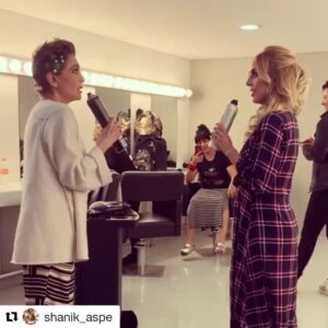 Edith González Instagram - Y así....... cantando y cantando con mi querida @shanik_aspe y nuestro entrañable equipo de maquillaje y peinados!!!!! 🎤 🎶 🎵 por que la vida es mejor cantando 🎵🎶🎵🎶
@esteesmiestilomx y el tuyo? 😎
.
.
#smile 😃😜