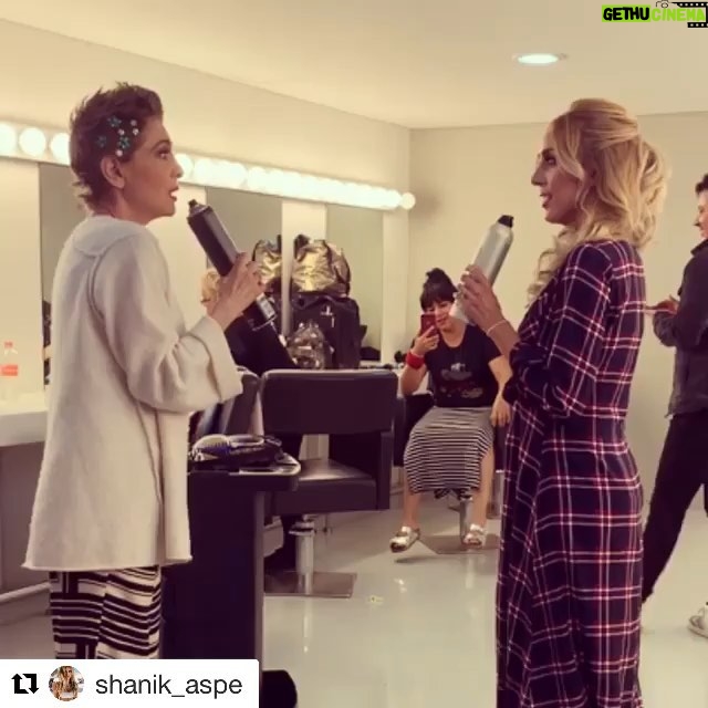 Edith González - 18.8K Likes - Y así....... cantando y cantando con mi querida @shanik_aspe y nuestro entrañable equipo de maquillaje y peinados!!!!! 🎤 🎶 🎵 por que la vida es mejor cantando 🎵🎶🎵🎶
@esteesmiestilomx y el tuyo? 😎
.
.

#smile 😃😜
