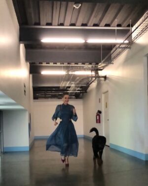 Edith González Instagram - @cedric_guauguau y yo corriendo con mucha alegría!!!! 🐾👠🐾👠 #love #doglover #amor #amoresperros 🐾🐶 #smile 😃😜
