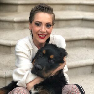 Edith González Instagram - Domingo tempranero! Marido...., dormidito. Cons en pijamada con una de sus mejores amiguitas y pus me tocó desayunito madrugador, digo pa ser domingo y apapachos con #Oreo y @cedric_guauguau. #smile 😃😜
