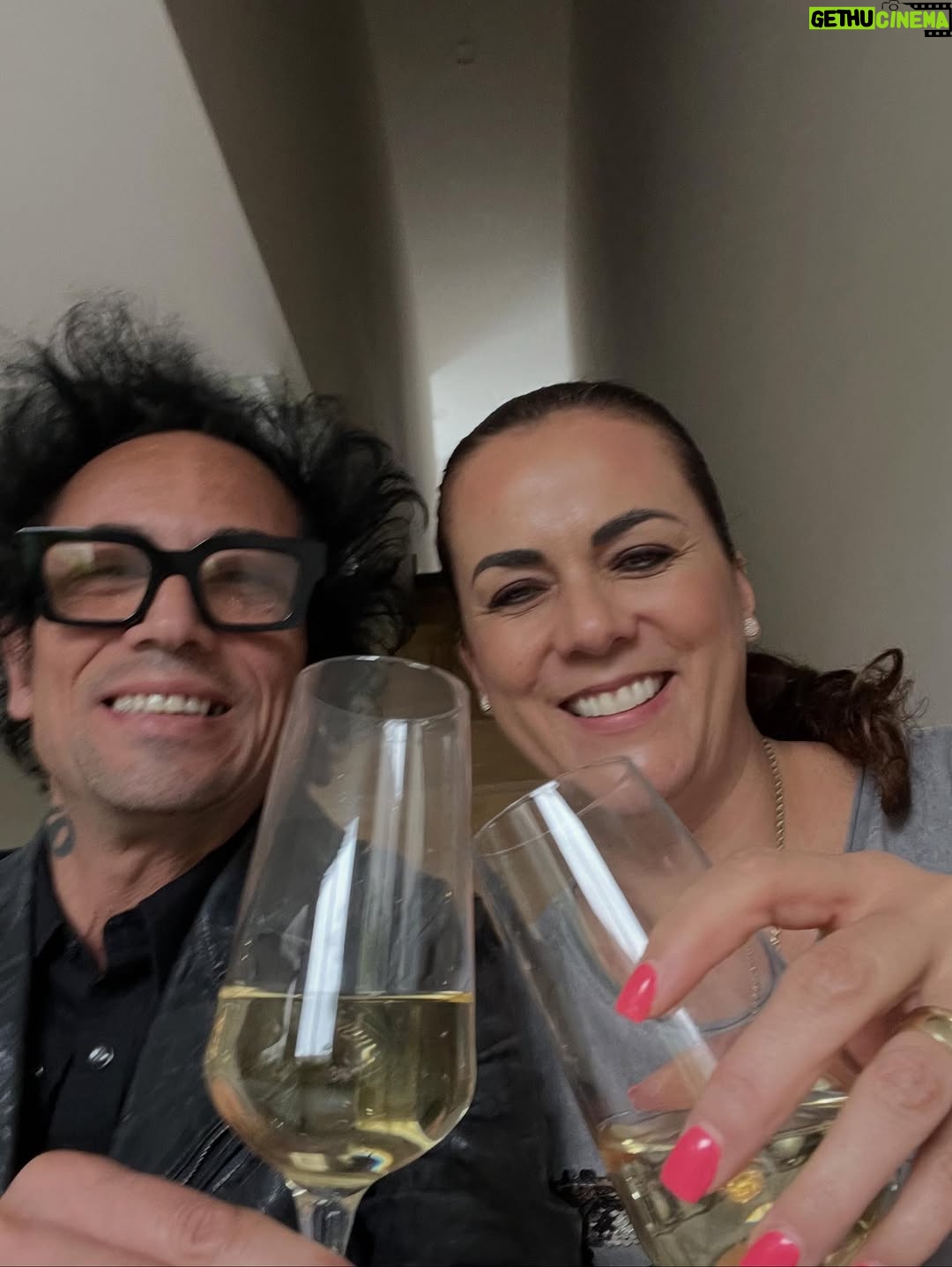 Edith Márquez - 3K Likes - Hace 24 meses que el amor crece cada día junto a ti , hace 24 meses me despierto más enamorado al verte , hace 24 meses ESTO ES VIDA juntos .
Por todas las Bidas que nos quedan juntos en la eternidad tocando las galaxias ,TE AMO MUJER GALAXIA @edithmarquezlanda 🥔