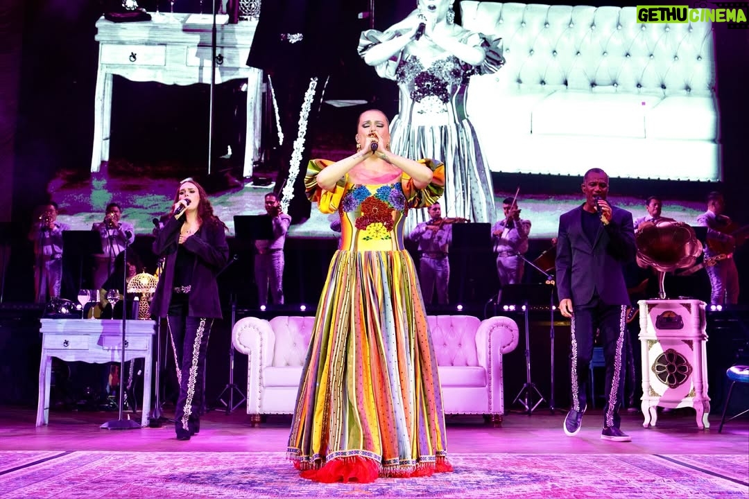 Edith Márquez - 1.5K Likes - ¡GRACIAS, OAXACA! 
Me los llevo en el corazón♥️✨ 
Gracias por la noche tan bonita que me regalaron. ¡Los amo Marquezos!