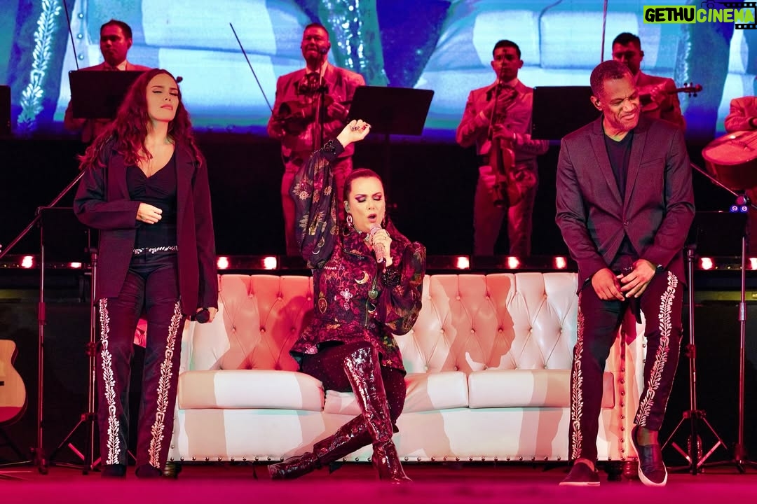 Edith Márquez - 1.5K Likes - ¡GRACIAS, OAXACA! 
Me los llevo en el corazón♥️✨ 
Gracias por la noche tan bonita que me regalaron. ¡Los amo Marquezos!