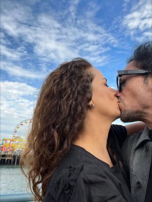 Edith Márquez Instagram - Hace 24 meses que el amor crece cada día junto a ti , hace 24 meses me despierto más enamorado al verte , hace 24 meses ESTO ES VIDA juntos .
Por todas las Bidas que nos quedan juntos en la eternidad tocando las galaxias ,TE AMO MUJER GALAXIA @edithmarquezlanda 🥔