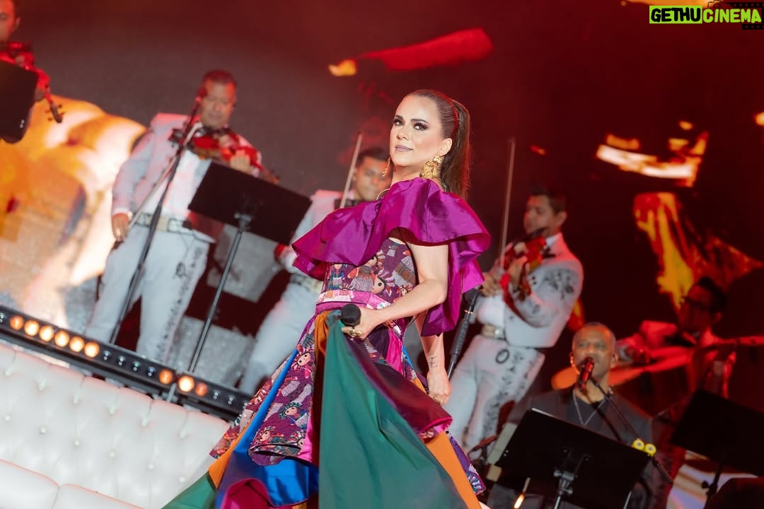 Edith Márquez - 2.1K Likes - ¡¡¡Gracias Ensenada por regalarme un 15 de septiembre hermoso!! Los amos Marquezos!!! Y que viva México 🇲🇽!!!