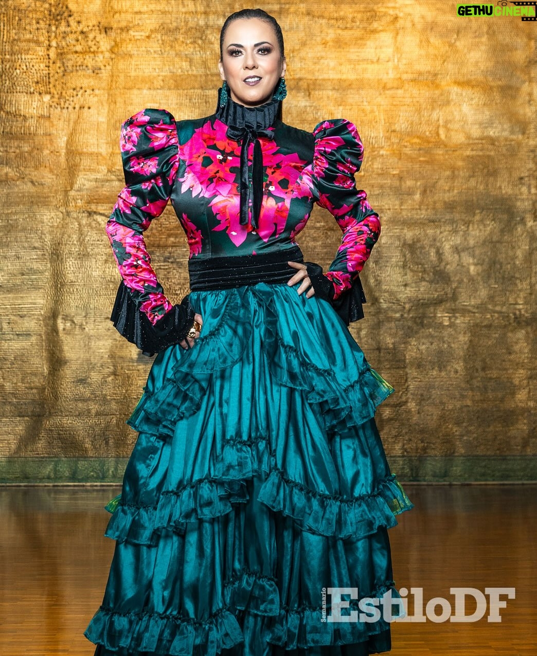 Edith Márquez - 1.4K Likes - Hoy es Lunes de EstiloDF en portada tenemos a @edithmarquezlanda 
La cantante, orgullosa representante de la música mexicana, lanza el álbum “Eterna e inolvidable”, con el cual rinde homenaje a Rocío Dúrcal, a quien considera una inspiración en su vida.

📍 @hotelescaminoreal