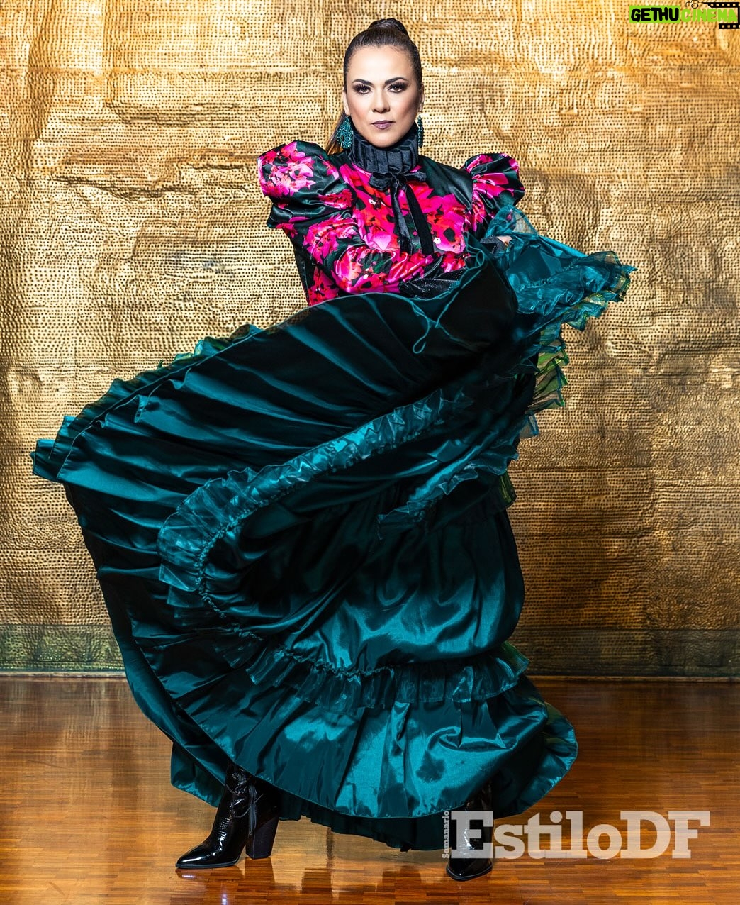 Edith Márquez - 1.4K Likes - Hoy es Lunes de EstiloDF en portada tenemos a @edithmarquezlanda 
La cantante, orgullosa representante de la música mexicana, lanza el álbum “Eterna e inolvidable”, con el cual rinde homenaje a Rocío Dúrcal, a quien considera una inspiración en su vida.

📍 @hotelescaminoreal