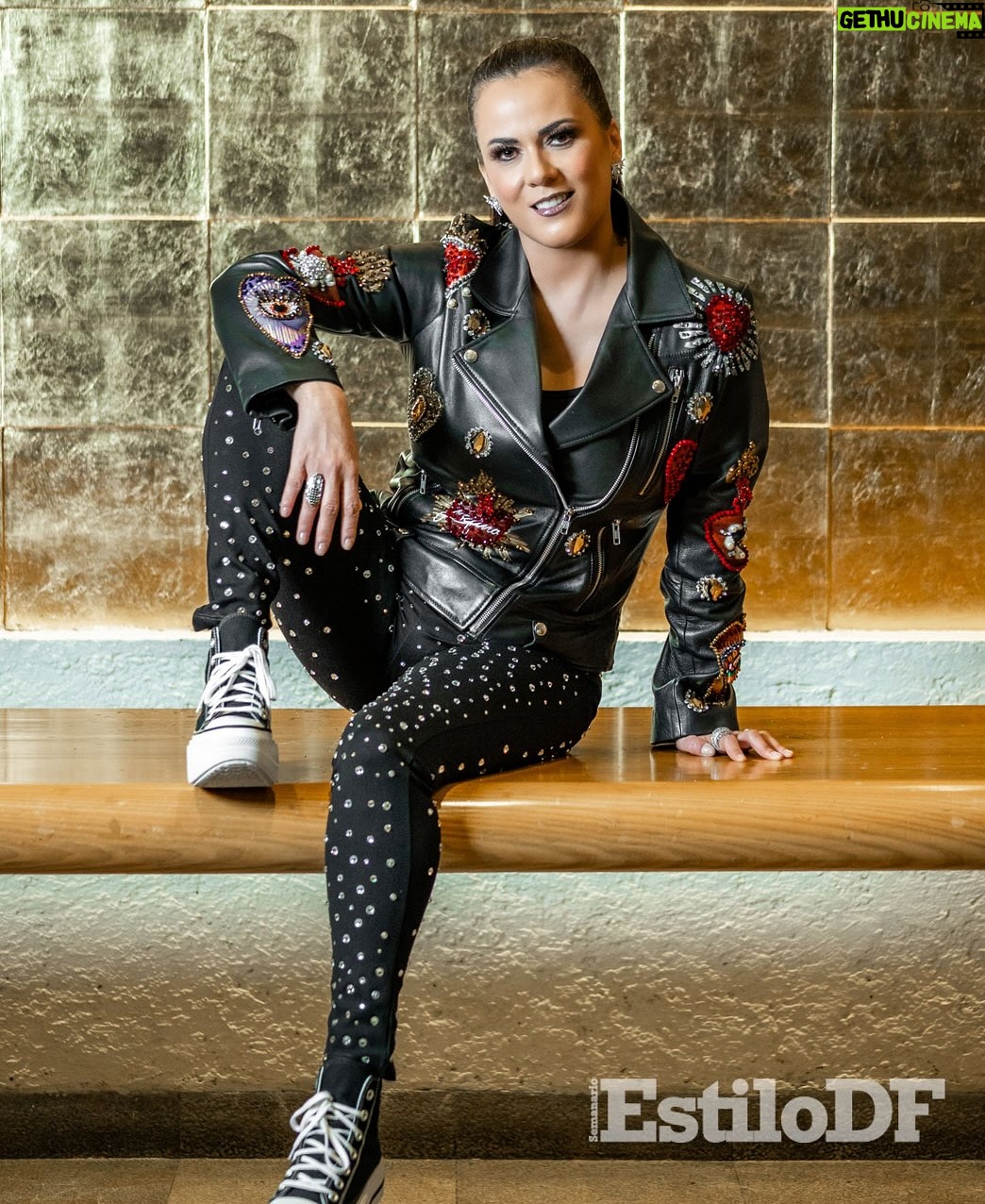 Edith Márquez - 1.4K Likes - Hoy es Lunes de EstiloDF en portada tenemos a @edithmarquezlanda 
La cantante, orgullosa representante de la música mexicana, lanza el álbum “Eterna e inolvidable”, con el cual rinde homenaje a Rocío Dúrcal, a quien considera una inspiración en su vida.

📍 @hotelescaminoreal