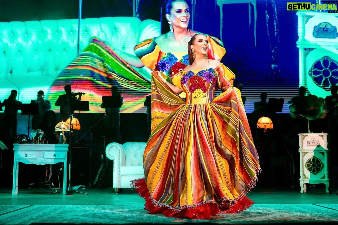 Edith Márquez - 1.5K Likes - ¡GRACIAS, OAXACA! 
Me los llevo en el corazón♥️✨ 
Gracias por la noche tan bonita que me regalaron. ¡Los amo Marquezos!