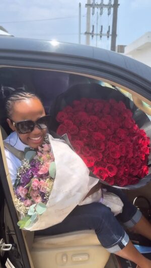 Efe Irele Instagram - Yesterday was overflowing with the sweetest surprises, my heart is SO full 🥹
Thank you so much @ghada_mrs_o @flower_room_ng for making me feel so loved, I’m deeply grateful. 🤍