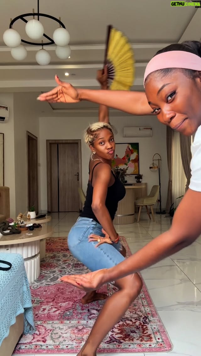 Efe Irele - 3 Likes - E shake or e no shake?? 

Your reviews are so amazing!! Keep them coming! If you haven’t yet, head on to Kava.tv and watch My Mother Is A Witch! 

Hype woman to the 🍑 @anniet.e
